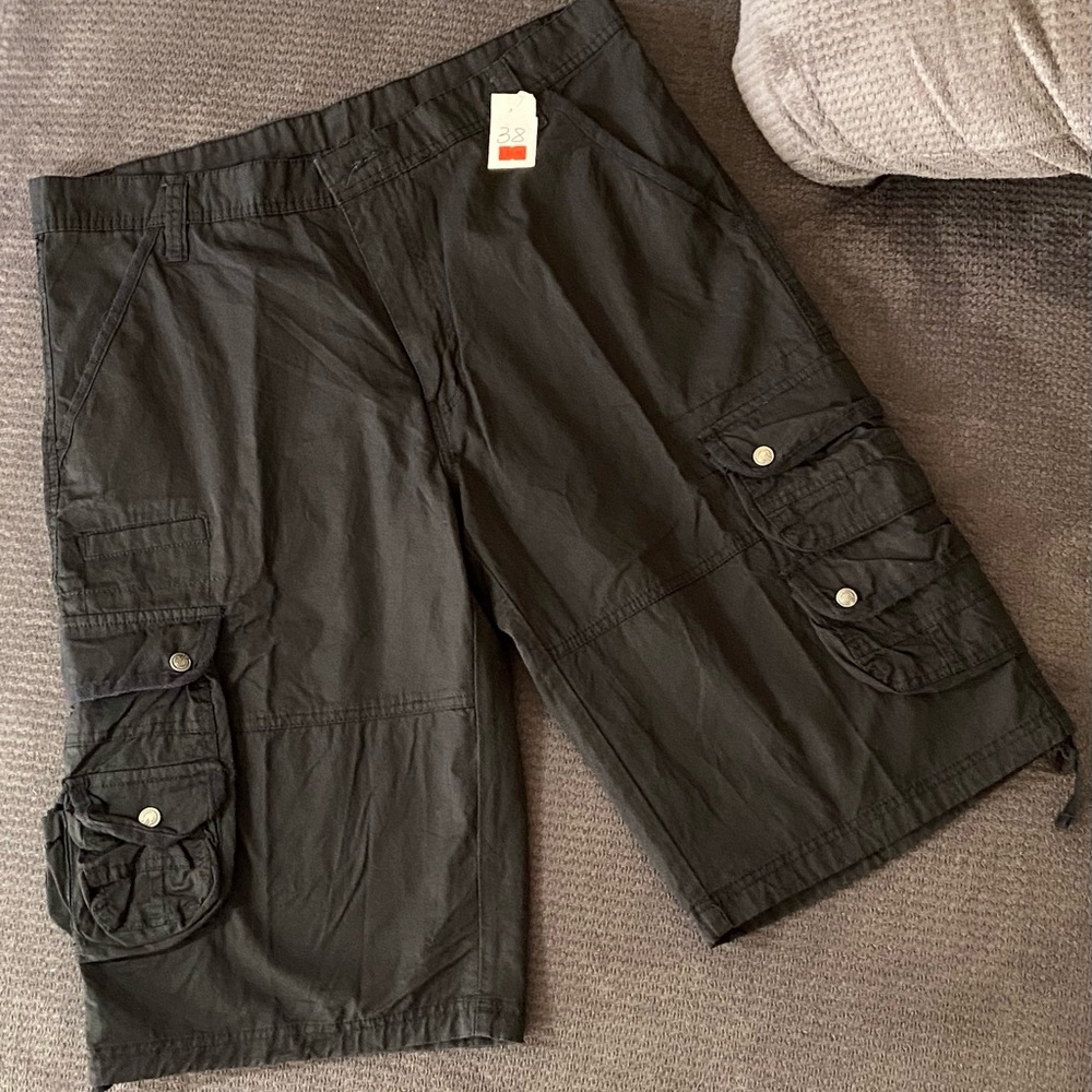 Lightweight 100% cotton cargo short with 11 pockets